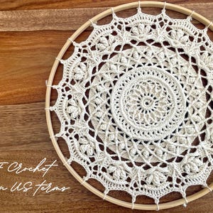 Modèle de napperon au crochet pour débutants « Timeless » - vidéo étape par étape pour chaque tour. Conditions générales des États-Unis au format PDF. image 1