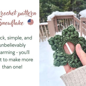 以下が含まれることがあります： 緑色の手編みの雪の結晶。テキスト「PDF crochet pattern Snowflake」と「Quick, simple, and unbelievably charming - you'll want to make more than one!」