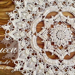 Op de afbeelding: Een rond, gebroken wit gehaakt kleedje met een ingewikkeld, meerlaags bloemen- en geometrisch patroon met een centraal stermotief. De tekst "Queen" en "PDF Crochet Pattern US terms" is in het wit over de linkerkant van de afbeelding geplaatst.