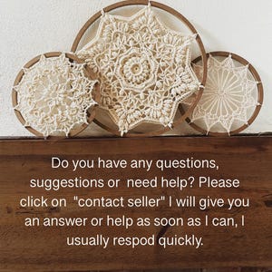 Peut inclure: Trois tentures murales en crochet cr&egrave;me avec des motifs complexes sont pr&eacute;sent&eacute;es. Chacune est plac&eacute;e dans un cerceau en bois. Le texte ci-dessous indique : "Do you have any questions, suggestions or need help? Please click on "contact seller"..."