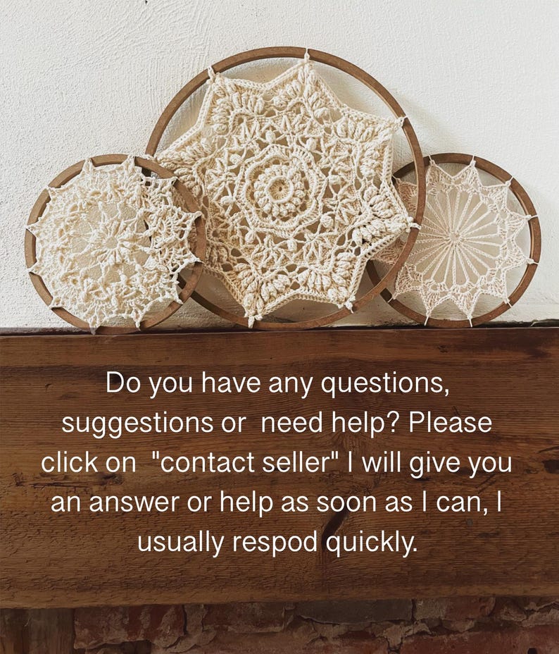 Peut inclure: Trois tentures murales en crochet cr&egrave;me avec des motifs complexes sont pr&eacute;sent&eacute;es. Chacune est plac&eacute;e dans un cerceau en bois. Le texte ci-dessous indique : "Do you have any questions, suggestions or need help? Please click on "contact seller"..."