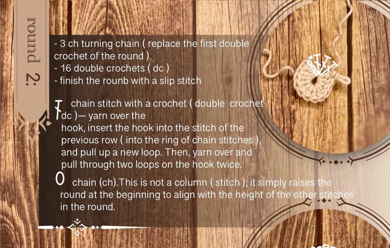 Peut inclure: Tutoriel de crochet avec des instructions pour le tour 2, comprenant des mailles en l'air et des brides. L'image montre une pi&egrave;ce de crochet partiellement termin&eacute;e et du texte sur un fond en bois.