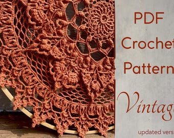 Peut inclure: Napperon au crochet de couleur rouille, partiellement encadré par un cercle en bois. Le napperon présente un motif ajouré complexe avec des motifs floraux et géométriques. Le texte indique "PDF Crochet Pattern Vintage updated version."