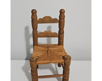 Cadeira de boneca vintage de madeira com assento de juta, decoração para casa de campo rústica.