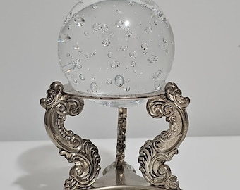 Controlled Bubble Glass Sphere Briefbeschwerer auf verziertem silberfarbenen Ständer