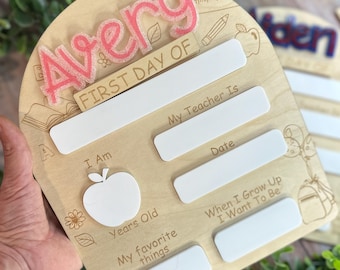Individuell gestaltetes Schild zum Schulanfang, personalisiertes Schild für den ersten Schultag für Kinder, Holztafel für den ersten und letzten Schultag, Schulschild