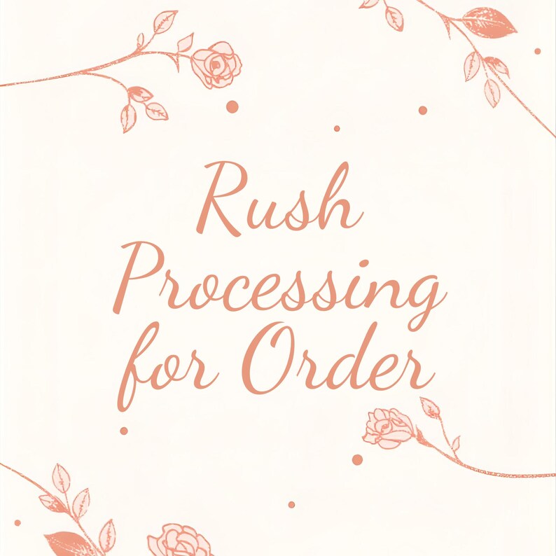 K&ouml;nnte beinhalten: Quadratische, cremefarbene Grafik mit den Worten "Rush Processing for Order" in kupferfarbener Schrift. Zarte florale Illustrationen in der gleichen Farbe schm&uuml;cken die Ecken, mit kleinen Punkten um den Text herum.