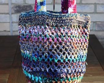 Borsa tote all'uncinetto fatta a mano, borsa a tracolla colorata in filato riciclato, borsa tote boho ecologica, borsa da spiaggia estiva, esclusiva shopper patchwork