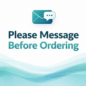 Puede incluir: Un icono de sobre turquesa con una burbuja de di&aacute;logo, encima del texto "Please Message Before Ordering" en negrita, en turquesa. El fondo es blanco con un sutil dise&ntilde;o de olas azules.