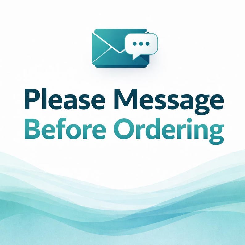 Puede incluir: Un icono de sobre turquesa con una burbuja de di&aacute;logo, encima del texto "Please Message Before Ordering" en negrita, en turquesa. El fondo es blanco con un sutil dise&ntilde;o de olas azules.