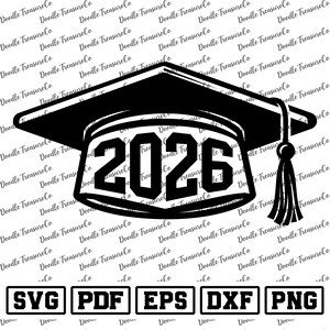Könnte beinhalten: Eine schwarze Abschlusskappe mit Quaste und der Jahreszahl "2026" in fetten weißen Zahlen. Unter der Kappe befinden sich Dateityp-Symbole: SVG, PDF, EPS, DXF und PNG. Der Hintergrund zeigt ein sich wiederholendes Muster des Textes "Doodle Treasure Co."