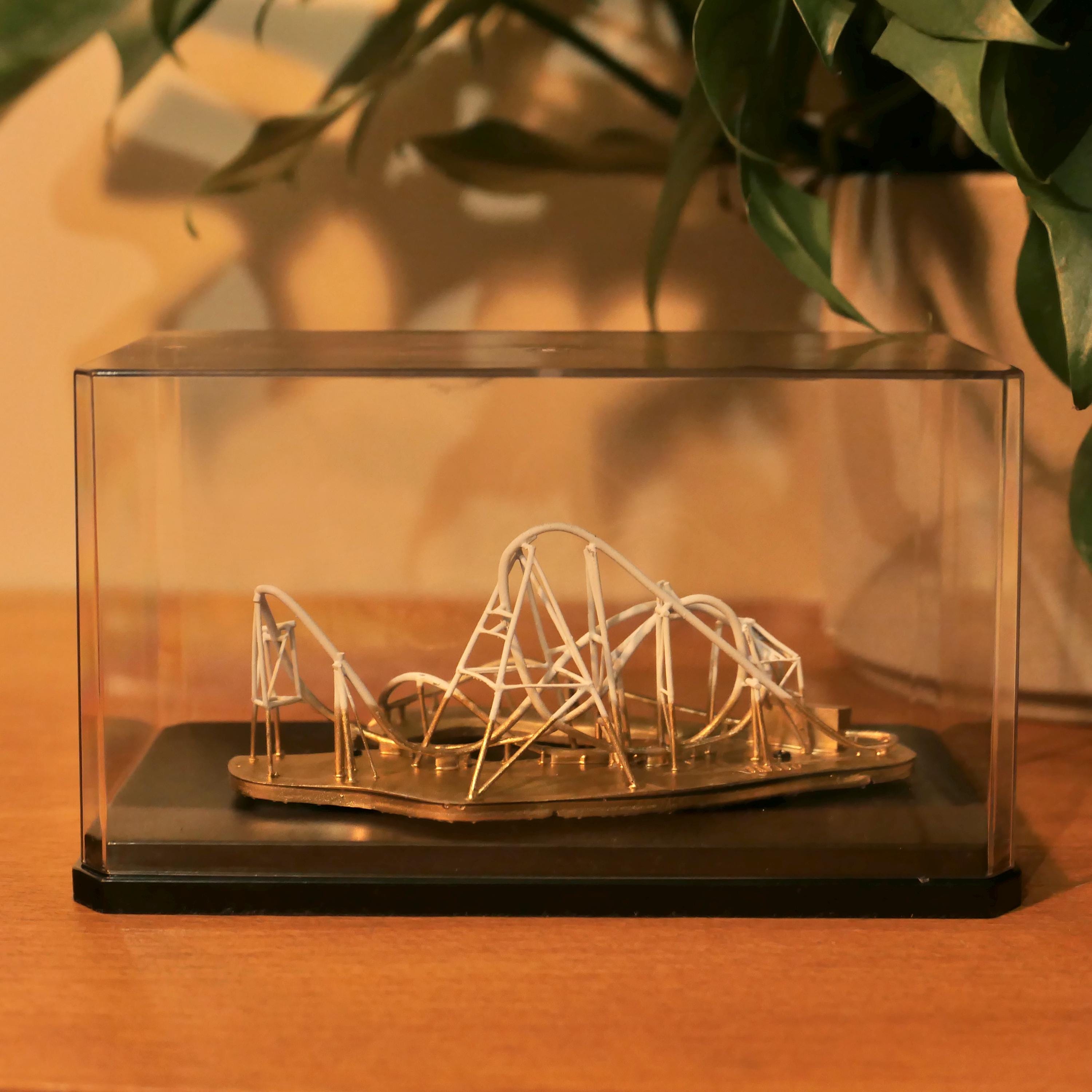 HYPERIA Mini Roller Coaster Thorpe Park Model Diorama With Display Case ...