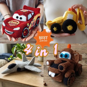 Puede incluir: Una colección de cuatro vehículos de juguete de ganchillo: un coche de carreras rojo, un camión volquete amarillo, un avión gris y una grúa marrón. El coche de carreras tiene el número 27. La imagen también incluye el texto "BEST Sale" y "4 in 1".