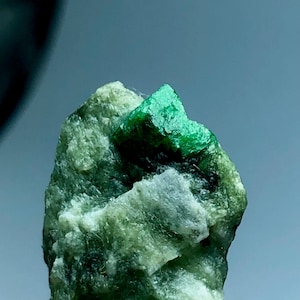 32.3カラットの天然エメラルド結晶（母岩付き）スワット渓谷（パキスタン） - 42mmの希少な鮮やかなグリーン標本