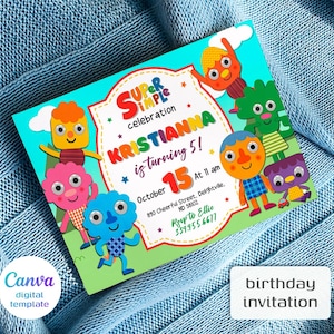 Puede incluir: Una colorida invitación de cumpleaños con personajes de dibujos animados. La invitación dice "SUPER SIMPLE celebration KRISTIANNA is turning 5!" con la fecha del 15 de octubre. También se ven las palabras "birthday invitation".
