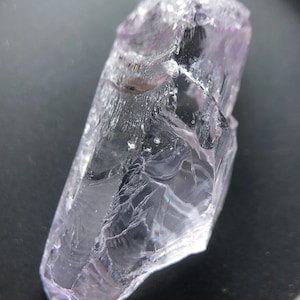27,50 ct afghansk kunzit grov | Ljusrosa lila | Ögonrengöring | Naturlig enkristall | Facettering och slipning av ädelsten.