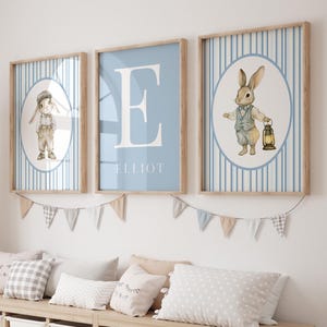 Vintage Kaninchen Kinderzimmer Kunst Junge, druckbare Kaninchen-Kinderzimmer-Drucke, Kaninchen Name Kunst, Jungenzimmer Dekor, erste staubblaue Streifen, 3er-Set, 14A