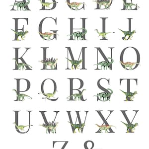 以下が含まれることがあります： 各文字に異なる恐竜が描かれたカラフルなアルファベットチャート。文字はグレーのフォントで、恐竜は水彩画風です。