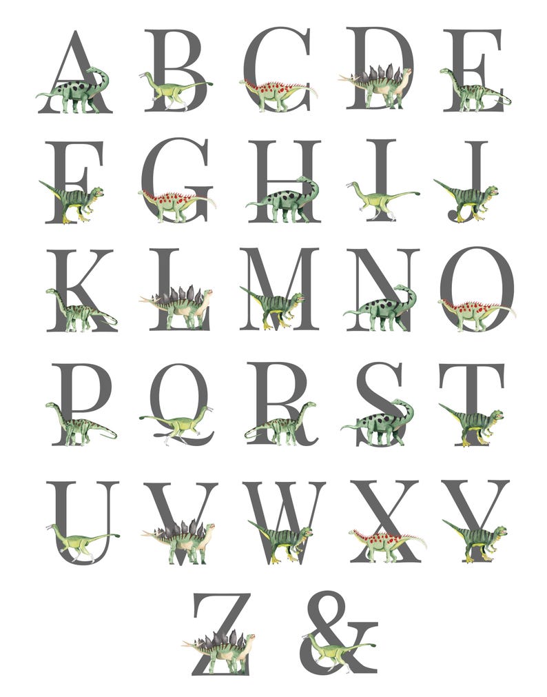 以下が含まれることがあります： 各文字に異なる恐竜が描かれたカラフルなアルファベットチャート。文字はグレーのフォントで、恐竜は水彩画風です。