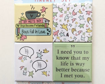 Op de afbeelding: Set van vier vierkante magneten met een lichtblauwe achtergrond en witte sterren. De magneten bevatten illustraties van een kopje koffie, boeken, spraakballonnen en een citaat. De tekst op de magneten luidt "Boy Meets Boy", "Boys Become Friends", "Boys Fall in Love", "Hi", "Hi", "Ik heb je nodig om te weten dat mijn leven veel beter is omdat ik je heb ontmoet."