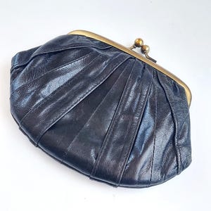 Portafoglio vintage da donna in pelle nera Arizona con portamonete interno, chiusura a scatto, pochette in ottone stile retrò anni '70 con scomparti per carte e tasche.