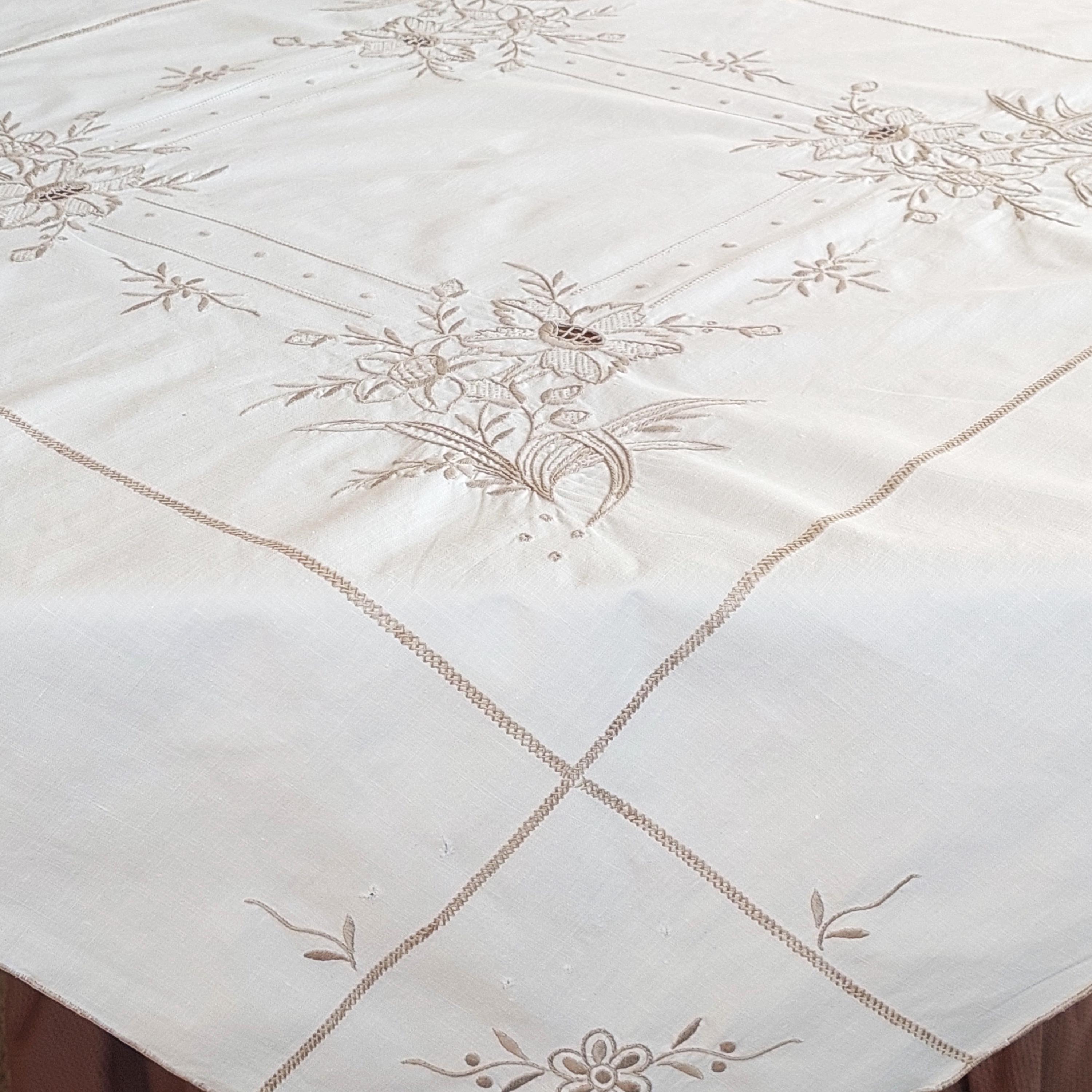 ヴィンテージオフホワイト刺繍テーブルクロス、花柄カットワークレース