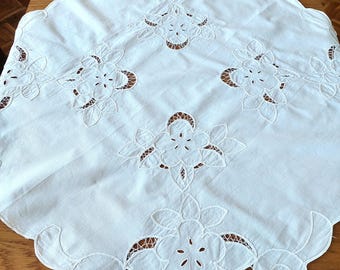Vintage Square White Tablecloth Drawn Thread Floral Applique Cutwork Scalloped Cloth Cotton Overlay for Dining Table Wedding All Occasion
