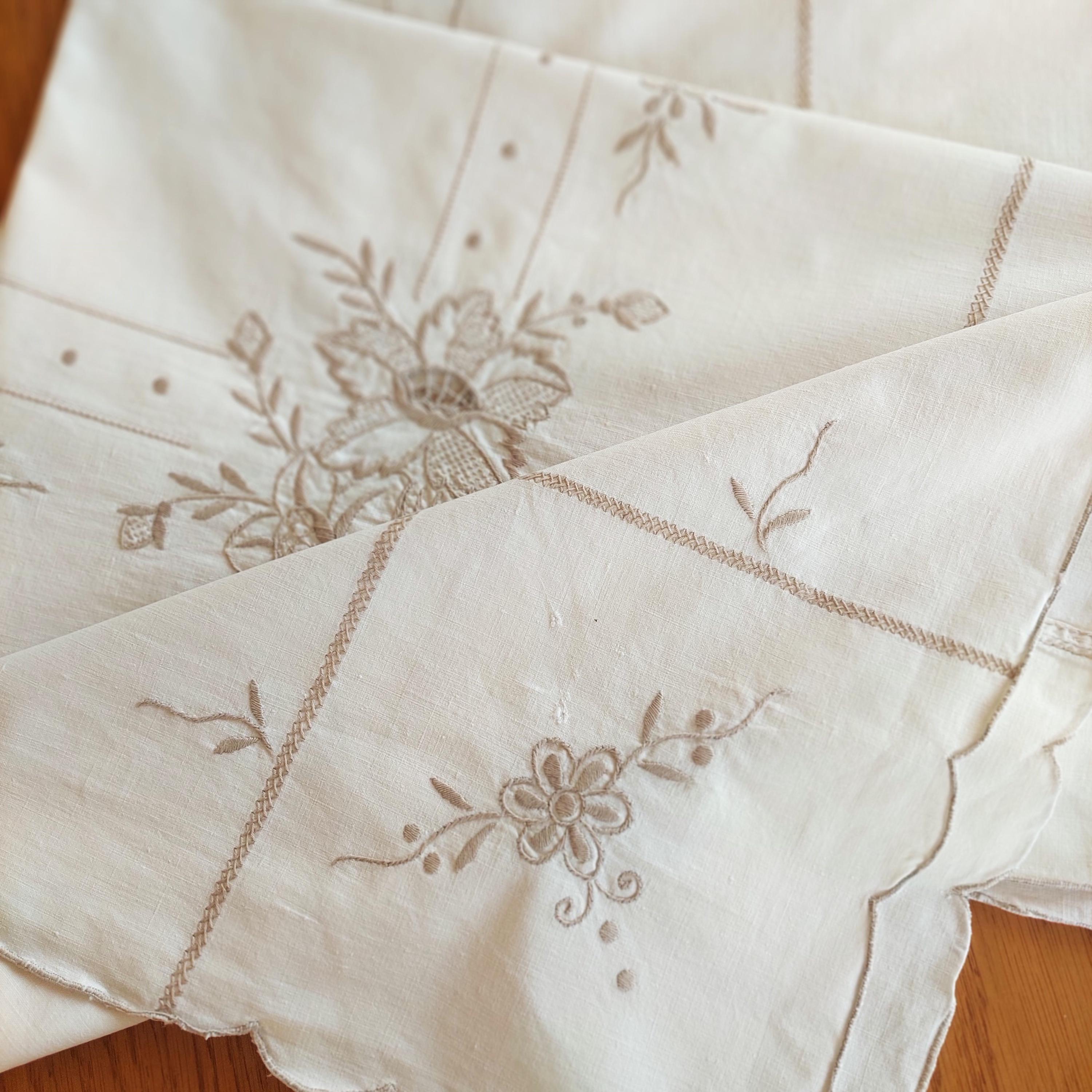 ヴィンテージオフホワイト刺繍テーブルクロス、花柄カットワークレース