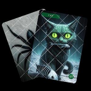 Puede incluir: Una tarjeta de arte de fantasía que presenta un gato verde con ojos amarillos brillantes, sosteniendo un pez en la boca. La tarjeta está etiquetada como "CAT" y "1/1". El reverso muestra una silueta de gato negro.