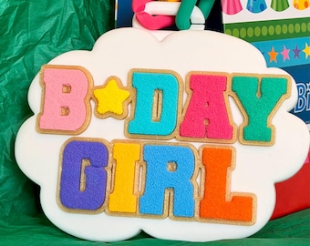 Cadena de cumpleaños para niña: collar con letras texturizadas y eslabones personalizados