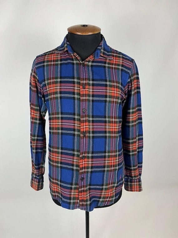 jw anderson uniqlo dress shirt The highly sought-after JW Anderson Oxford Boxy Shirt is back with new stripes and solid colours! Enjoy the same flattering cropped, boxy silhouette you know and love. Suitable for both men and
