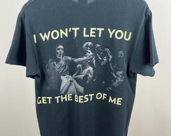 T-shirt met diepe nekband 'I Won't Let You Get The Of Me' Merch M