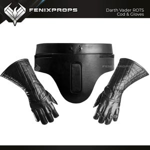 Op de afbeelding: Zwarte Darth Vader ROTS Cod & Gloves set. De set bevat een zwarte kruisbeschermer en twee zwarte handschoenen. De handschoenen hebben een gewatteerd ontwerp. Het FENIXPROPS-logo is zichtbaar in de afbeelding.