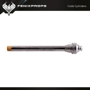 Puede incluir: Un cilindro de código metálico plateado con un extremo beige. El cilindro tiene un diseño detallado y escalonado en un extremo. La imagen también incluye el texto "FENIXPROPS" y "Code Cylinders".