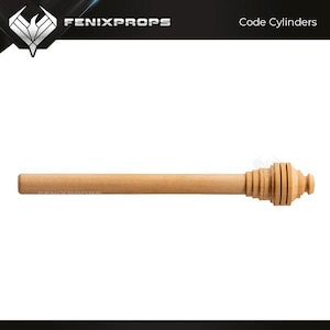 Puede incluir: Un cilindro de código de madera marrón claro con un mango largo y cilíndrico y una cabeza detallada y escalonada. La cabeza presenta anillos tallados y una parte superior redondeada. El texto "FENIXPROPS" y "Code Cylinders" es visible.
