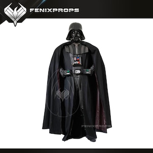 Op de afbeelding: Een volledig kostuum van Darth Vader, met een zwarte helm, borstplaat en cape. Het kostuum bevat een riem met bedieningspanelen en handschoenen. De afbeelding toont de tekst "FENIXPROPS".