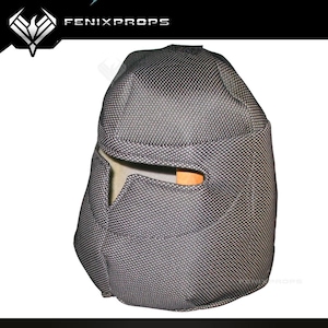 Op de afbeelding: Een zwart-grijze helm met een gestructureerd, gestippeld patroon. De helm heeft een oogopening en een beige interieur. De tekst "FENIXPROPS" is zichtbaar bovenaan.