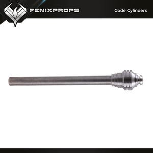 Puede incluir: Un accesorio de cilindro de código plateado con un cuerpo cilíndrico y un extremo detallado en capas. El texto "FENIXPROPS" y "Code Cylinders" es visible.