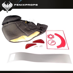 Puede incluir: Un forro de casco negro y gris con acolchado amarillo, junto con piezas de plástico rojo, pequeños herrajes plateados y una pegatina blanca con gráficos rojos. El texto "FENIXPROPS" está en la parte superior.