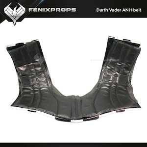 Pode incluir: Cinto preto Darth Vader ANH. O cinto é feito de um material preto texturizado com acabamento branco e apresenta um interior acolchoado. O cinto tem alças ajustáveis e um fecho de velcro. O texto "FENIXPROPS" é visível.