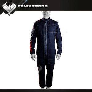 Puede incluir: Mono azul marino con cuello alto y cremallera completa. El traje presenta detalles rojos en las mangas y las piernas. El logotipo de FENIXPROPS es visible en la parte superior de la imagen.