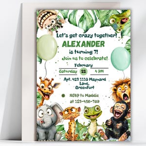 Puede incluir: Una invitación de cumpleaños con temática de la selva para un niño que cumple siete años. La invitación presenta una ilustración colorida de animales, incluyendo una jirafa, un león, un elefante, un mono y un lagarto. El texto de la invitación dice: "Let's get crazy together! Alexander is turning 7! Join us to celebrate! Saturday, February 22, 4 PM. Apt. 423 1110 Maynard Lane, Greenfort. RSVP to Maddie at 123-456-789."