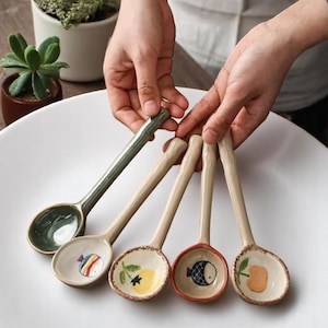 Cuchara sopera de cerámica japonesa: cucharilla de mango largo con dibujos animados para niños y adultos, utensilio de cocina, vajilla de regalo para fiestas.