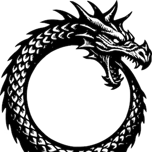 Pode incluir: Ilustração a preto e branco de um Ouroboros, um dragão ou serpente a comer a sua própria cauda, formando um círculo. O dragão tem dentes afiados, uma crina espinhosa e escamas. O design é um símbolo de infinito e renovação cíclica.