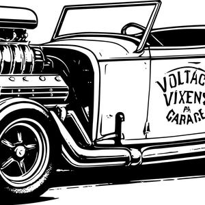 Puede incluir: Ilustración en blanco y negro de un hot rod clásico. El coche tiene un motor potente, techo abierto y el texto "Voltage Vixens at Garage" en el lateral. Las ruedas son grandes y el coche es bajo.