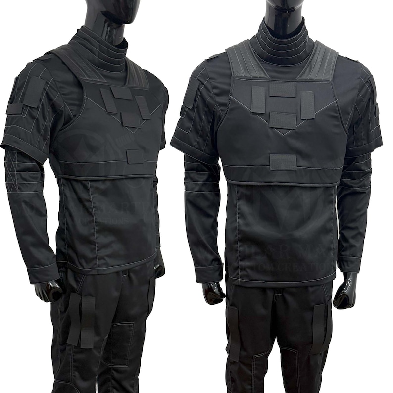 Puede incluir: Dos trajes t&aacute;cticos negros exhibidos en maniqu&iacute;es. Cada atuendo incluye una camisa de cuello alto, una placa pectoral con m&uacute;ltiples parches rectangulares y pantalones cargo. Las mangas son cortas y los pantalones tienen bolsillos.