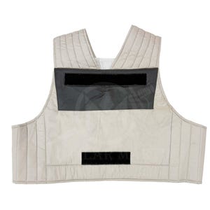 Peut inclure: Un gilet matelassé blanc avec des bretelles noires et un patch noir qui dit "LXR IM".
