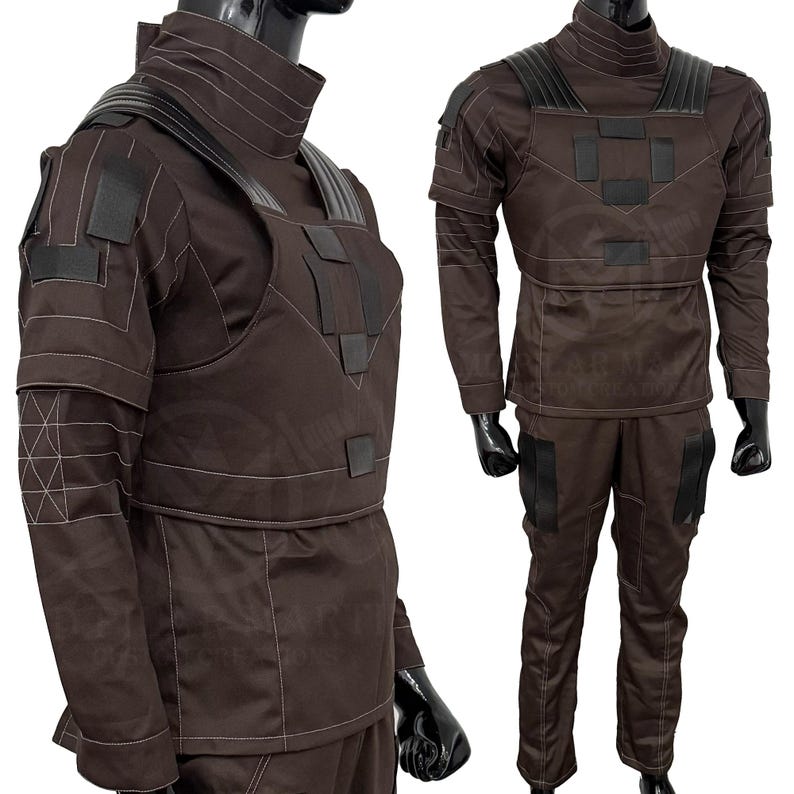 Puede incluir: Un uniforme t&aacute;ctico marr&oacute;n con cuello alto, hombreras y m&uacute;ltiples parches negros. El conjunto incluye una parte superior de manga larga y pantalones a juego. Las costuras blancas acent&uacute;an las costuras y los paneles del uniforme.