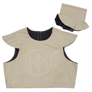 Peut inclure: Un gilet beige sans manches avec une doublure noire et un motif circulaire sur le devant. Le gilet a un col montant également beige avec une doublure noire.
