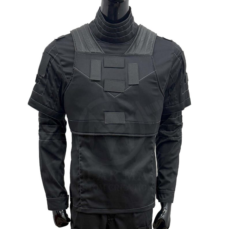 Puede incluir: Chaleco t&aacute;ctico negro con cuello alto y mangas cortas. El chaleco presenta m&uacute;ltiples parches rectangulares y &aacute;reas de hombros reforzadas. La prenda est&aacute; dise&ntilde;ada para la protecci&oacute;n y tiene una apariencia elegante y moderna.